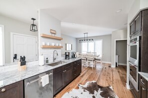 Fridge, microwave, oven, stovetop - Beautiful 4-season Mountain Home- New Listing (Wintergreen Resort)