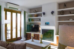 TV, fireplace