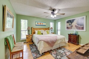 2 bedrooms, desk, iron/ironing board, travel cot - Lakefront Home w/ Kayaks & Dock in Hot Springs! (Hot Springs)