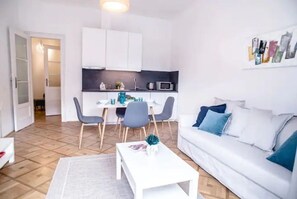 Living area - Spacious Downtown Flat (Nari's) (Budapest)
