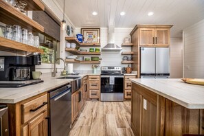 ثلاجة، ميكروويف، فرن، موقد طهي مسطح