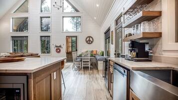 Køleskab, mikrobølgeovn, ovn, kogeplade