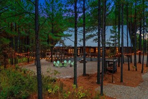 Outdoor dining - Group Getaway Close to Lake & Casino | Hiking | Foosball| Arcades | Dog Friendly (Broken Bow)