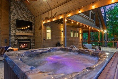 Group Getaway Close to Lake & Casino | Hiking | Foosball| Arcades | Dog Friendly