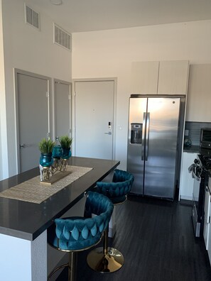 Een koelkast, een magnetron, een oven, een kookplaat