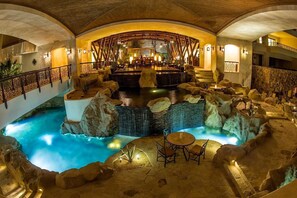 Piscine extérieure, piscine à débordement