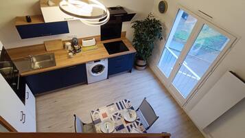 Een koelkast, een magnetron, een oven, een vaatwasser