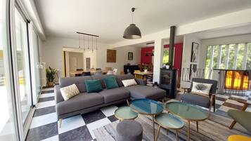 Télévision, cheminée