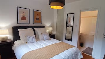 5 bedrooms, iron/ironing board, free WiFi, bed sheets