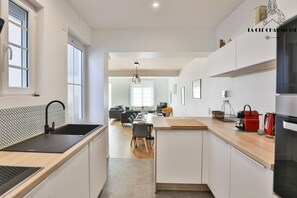 Réfrigérateur, micro-ondes, four, lave-vaisselle