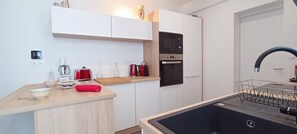 Réfrigérateur, micro-ondes, four, plaque de cuisson