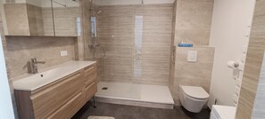 Douche, sèche-cheveux