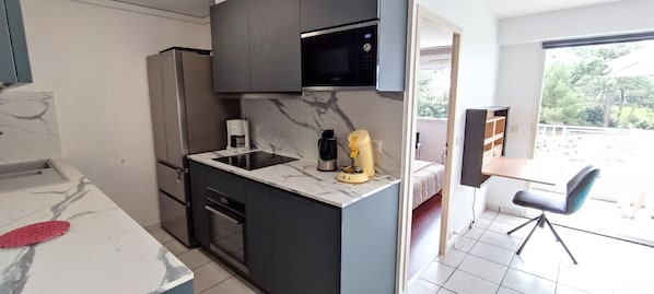 Een koelkast, een microgolfoven, een oven, een kookplaat