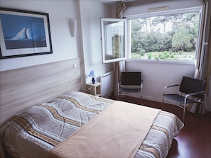 2 slaapkamers, een strijkplank/strijkijzer, gratis wifi, rolstoeltoegang