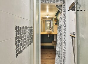Badewanne, Haartrockner, Handtücher
