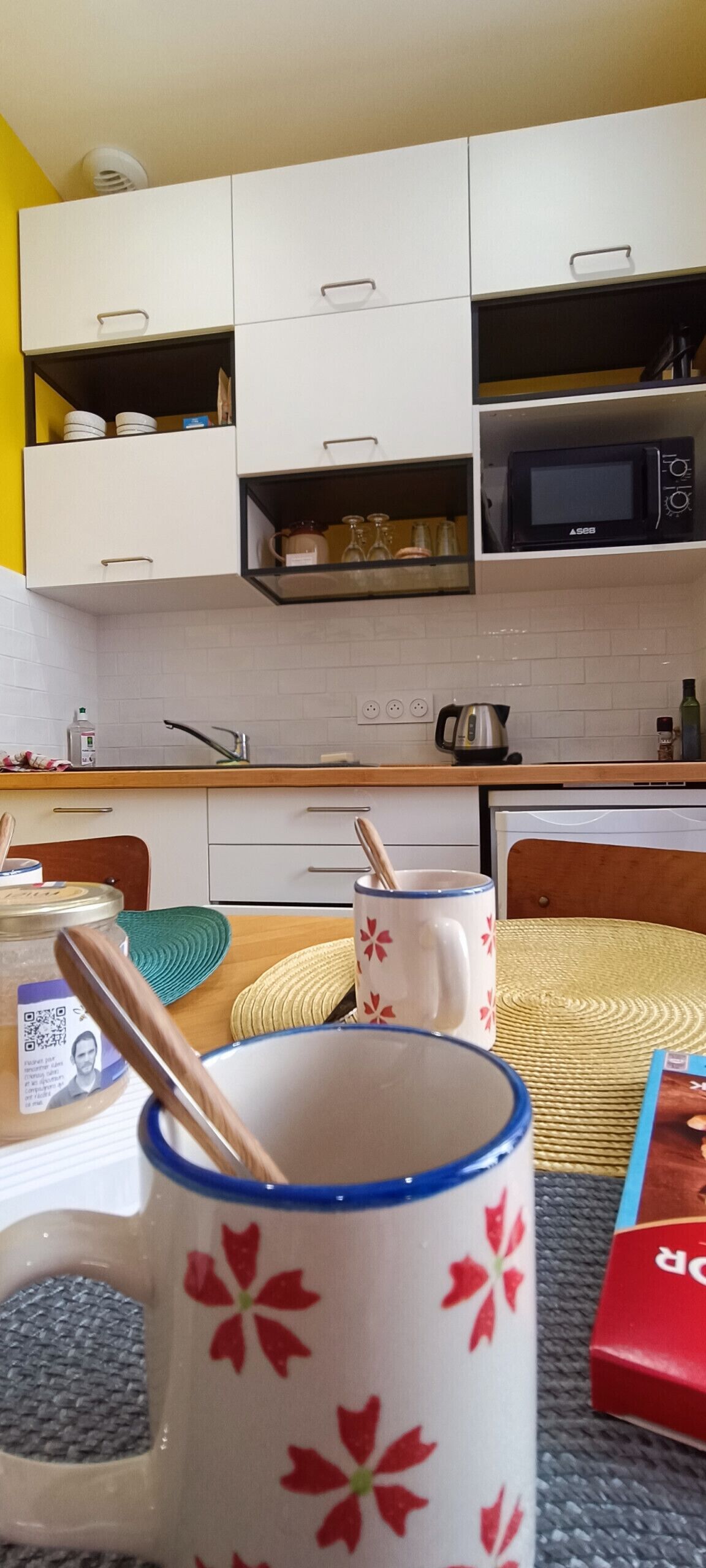 Réfrigérateur, micro-ondes, cafetière/bouilloire, bouilloire électrique