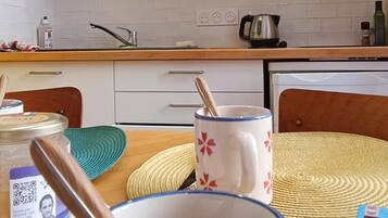 Køleskab, mikrobølgeovn, kaffe-/temaskine, elkedel