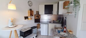 Een koelkast, een microgolfoven, een koffiezetapparaat/waterkoker