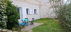 Outdoor dining - Maisonnette du Sémaphore – Jardin, piscine & parking à La Chaume (Les Sables-d´Olonne)