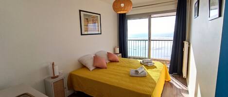 Iron/ironing board, free WiFi, bed sheets