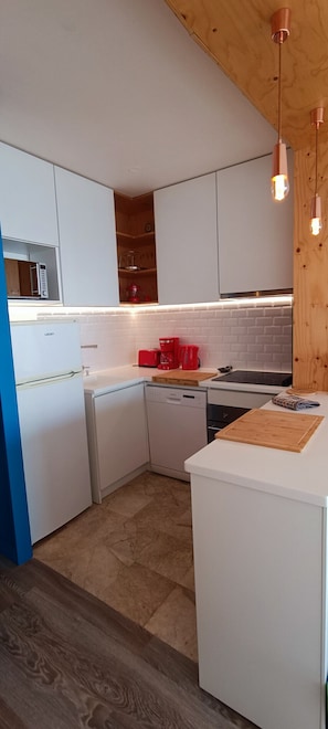 Réfrigérateur, micro-ondes, four, lave-vaisselle