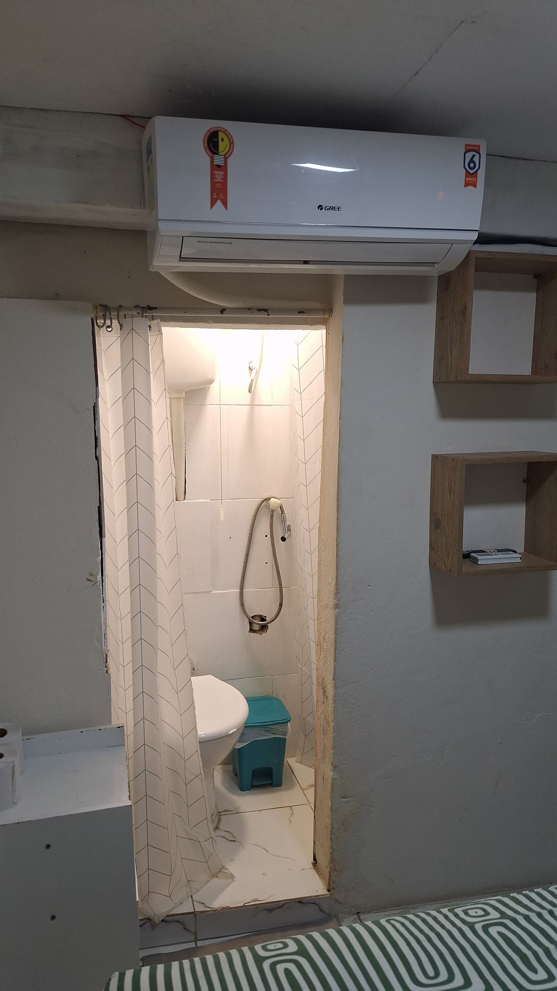 Chuveiro, toalhas de banho, shampoo 