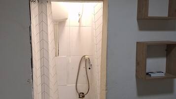 Chuveiro, toalhas de banho, shampoo