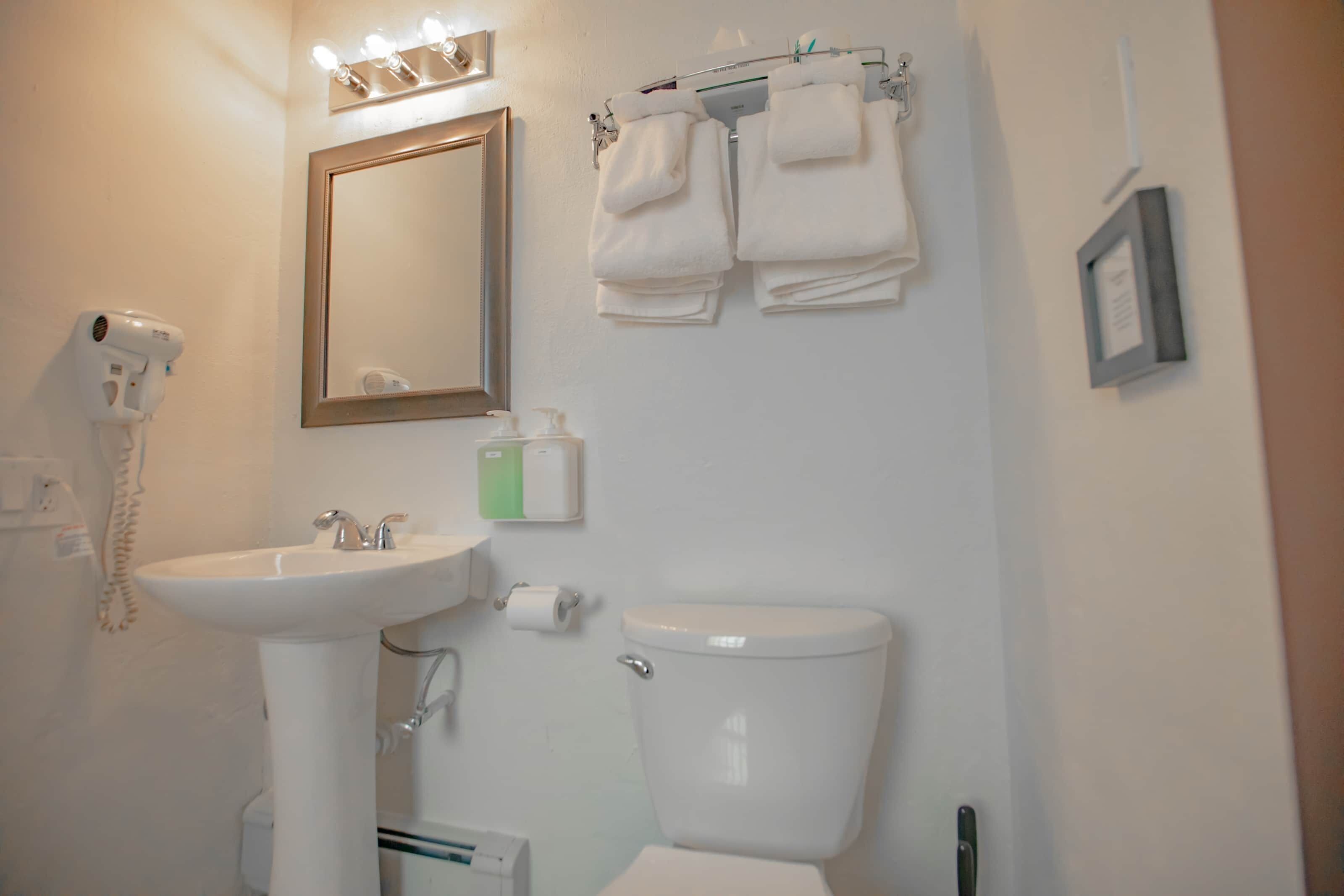 Een haardroger, handdoeken