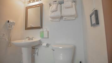 Een haardroger, handdoeken