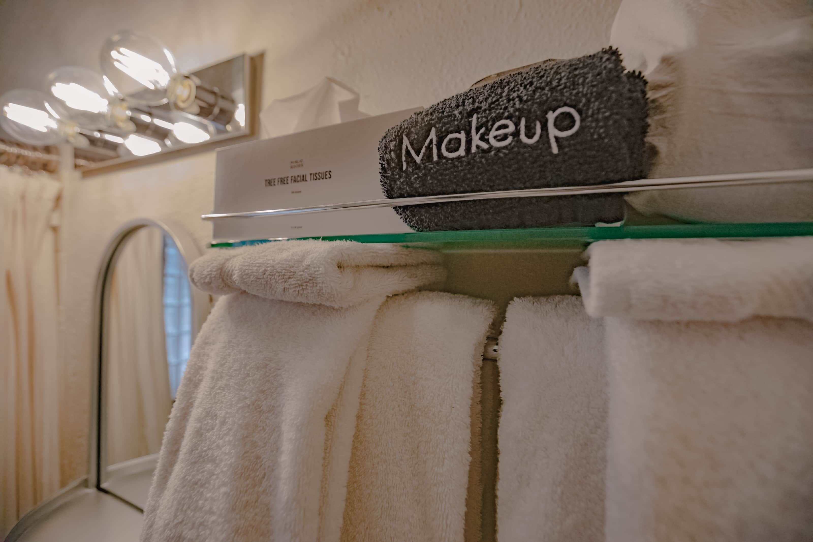 Een haardroger, handdoeken