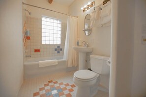 Een haardroger, handdoeken