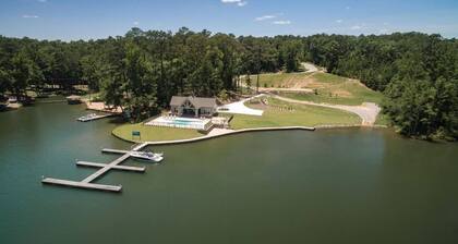 Family Friendly Americana Living at Cabin America on Lake Martin