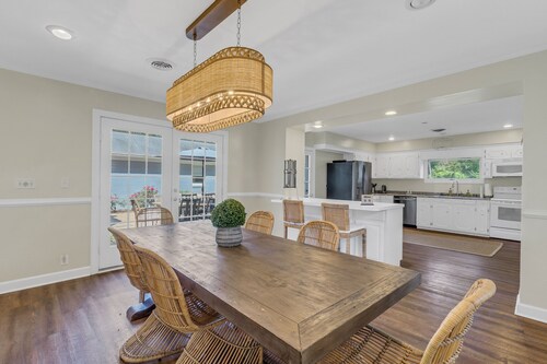 HIGH TIDE: Spacious Comfort Next to Tides Inn