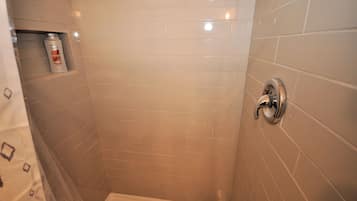 Douche, sĂšche-cheveux, serviettes fournies, savon