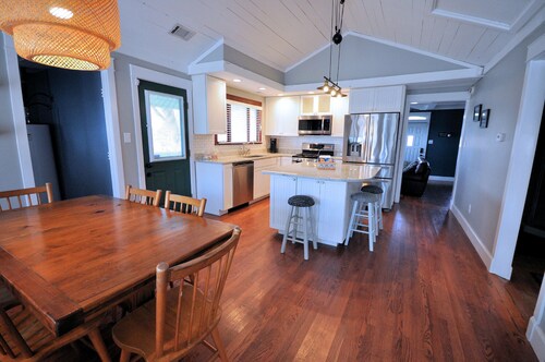 Romantic Historic Cottage in the Ozarks!