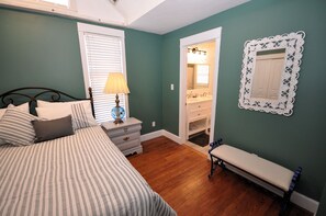 3 bedrooms, desk, iron/ironing board, free WiFi - Romantic Historic Cottage in the Ozarks! (Ozark)
