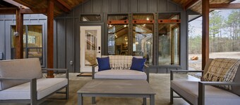 The Star Inn - Cabin sleeps 6 with hot tub!