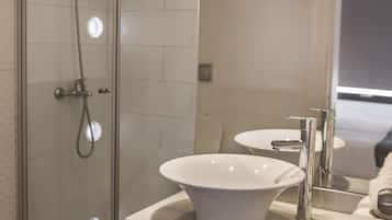 Studio | Bathroom | Shower, free toiletries, hair dryer, towels