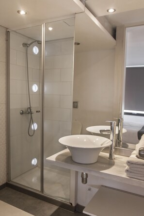Estudio | Baño | Ducha, artículos de higiene personal gratuitos y secador de pelo