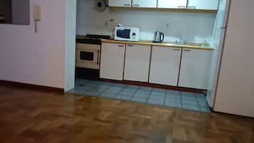 Refrigerador, microondas, tetera/pava eléctrica, utensilios de cocina