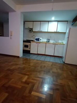 Refrigerador, microondas, tetera/pava eléctrica, utensilios de cocina