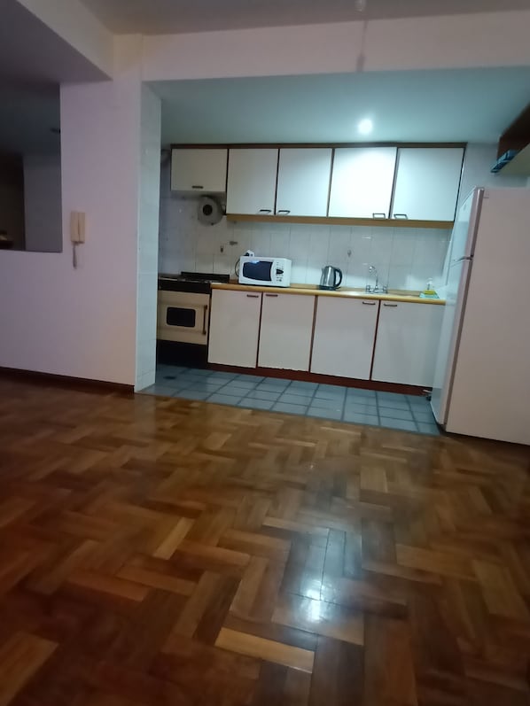 ثلاجة، ميكروويف، غلّاية كهربائية، مستلزمات طهي/أطباق/أوعية