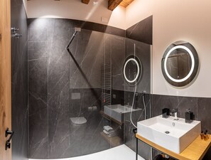 Deluxe-værelse med dobbeltseng eller 2 enkeltsenge | Badeværelse | Bruser, brusehoved med spredningseffekt, gratis toiletartikler