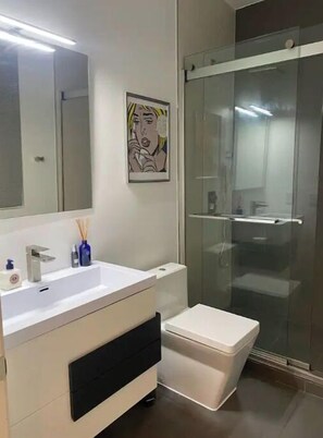 Hair dryer, towels, soap, shampoo - Little Italy Bungalow  (San Diego)