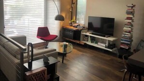 Smart TV, books, music library, stereo - Little Italy Bungalow  (San Diego)
