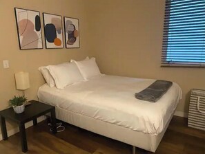 2 bedrooms, desk, iron/ironing board, free WiFi - Little Italy Bungalow  (San Diego)