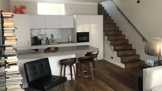 Smart TV, books, music library, stereo - Little Italy Bungalow  (San Diego)
