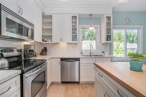 Jääkaappi, mikroaaltouuni, uuni, astianpesukone