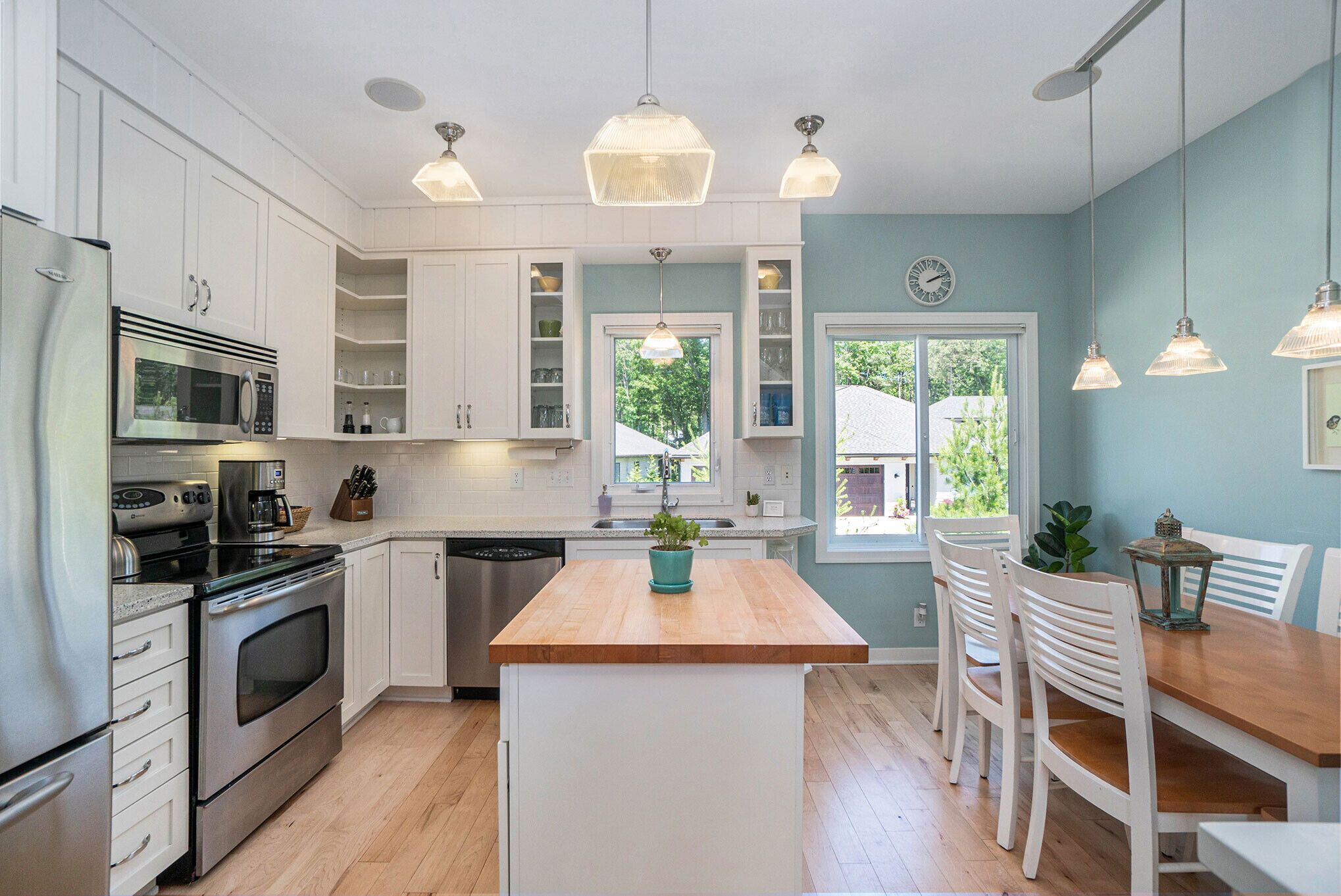 Réfrigérateur, micro-ondes, four, lave-vaisselle