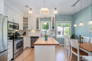 Jääkaappi, mikroaaltouuni, uuni, astianpesukone